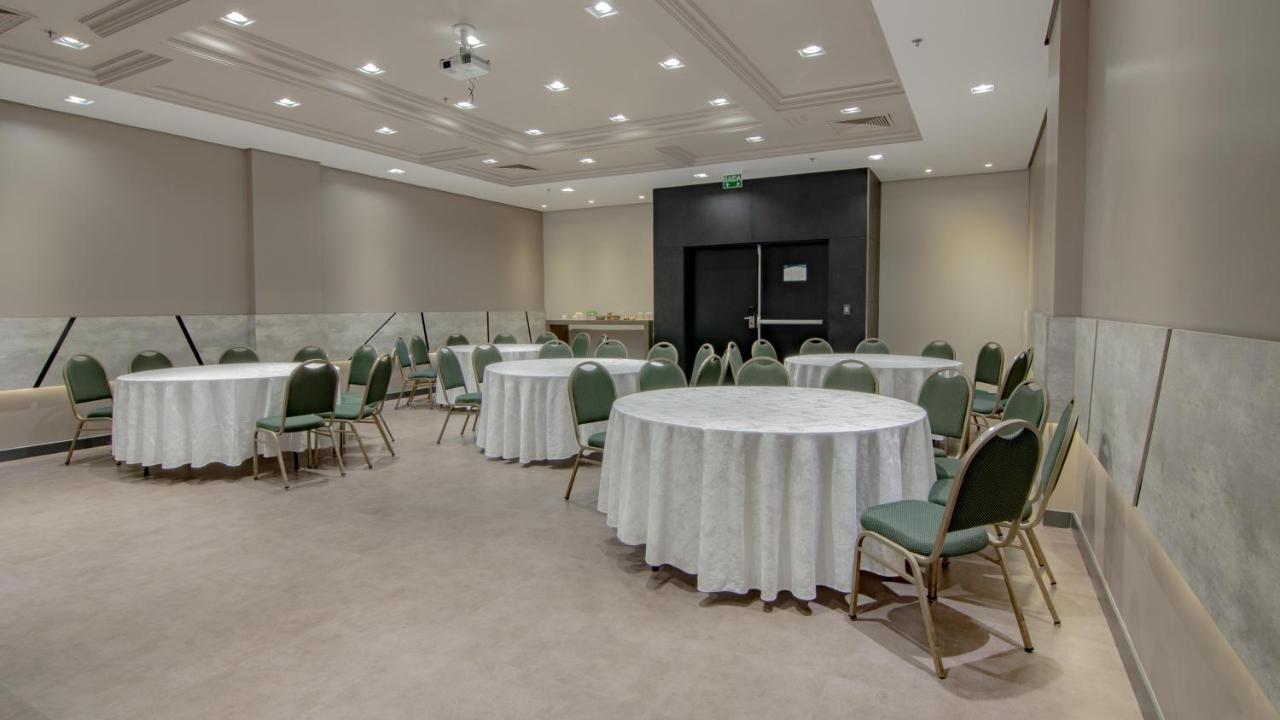 Hotel Deville Prime Porto Alegre Esterno foto Meeting room