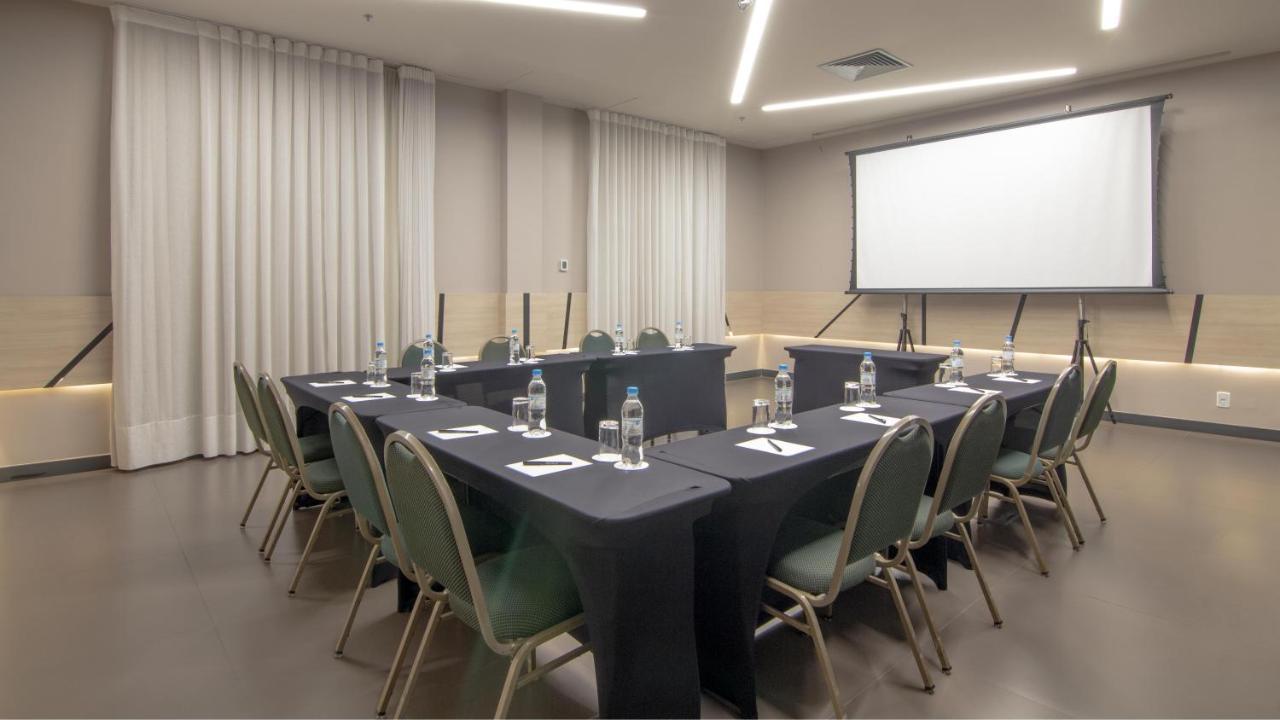 Hotel Deville Prime Porto Alegre Esterno foto Meeting room