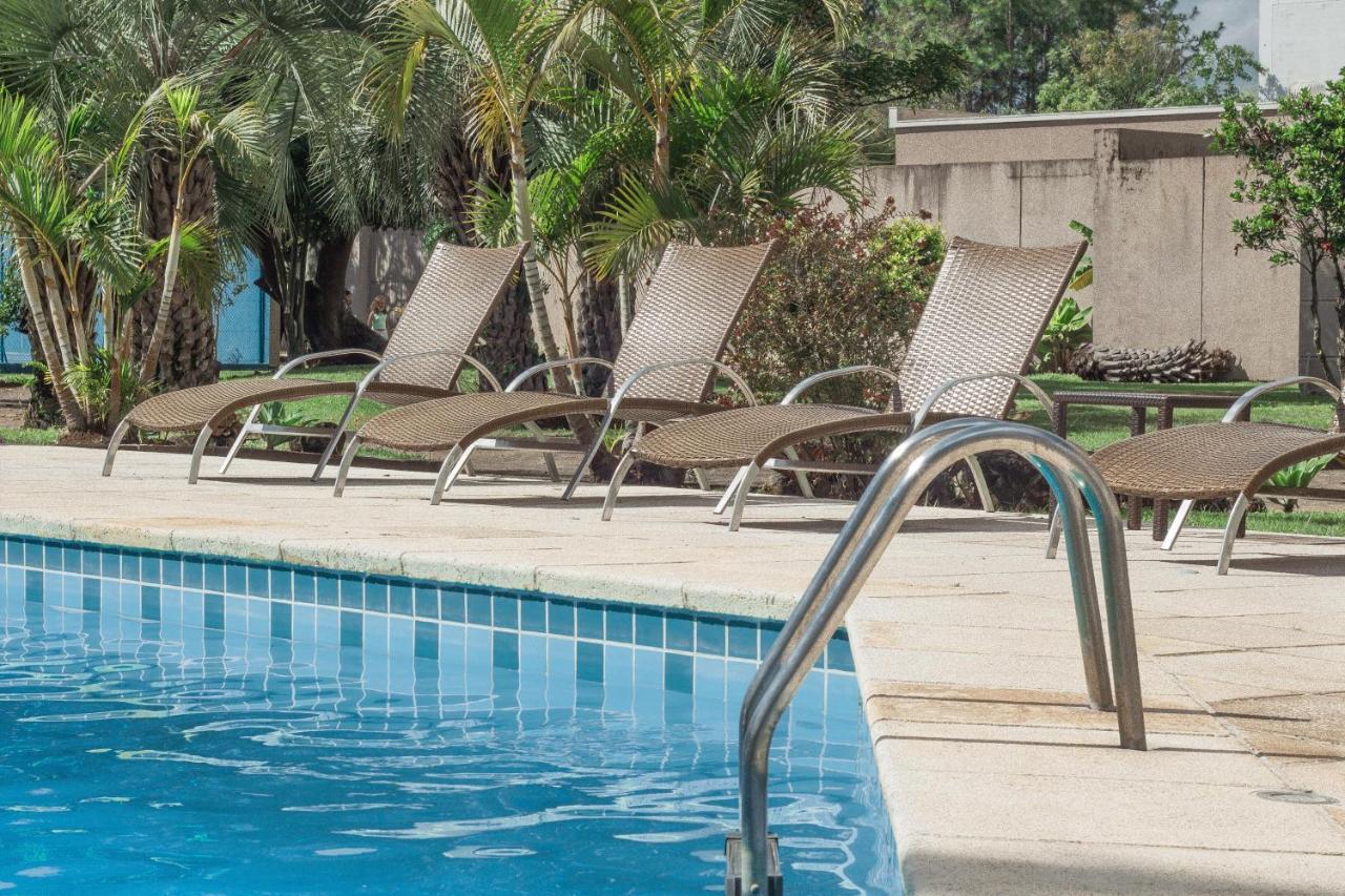 Hotel Deville Prime Porto Alegre Esterno foto A poolside lounge chair