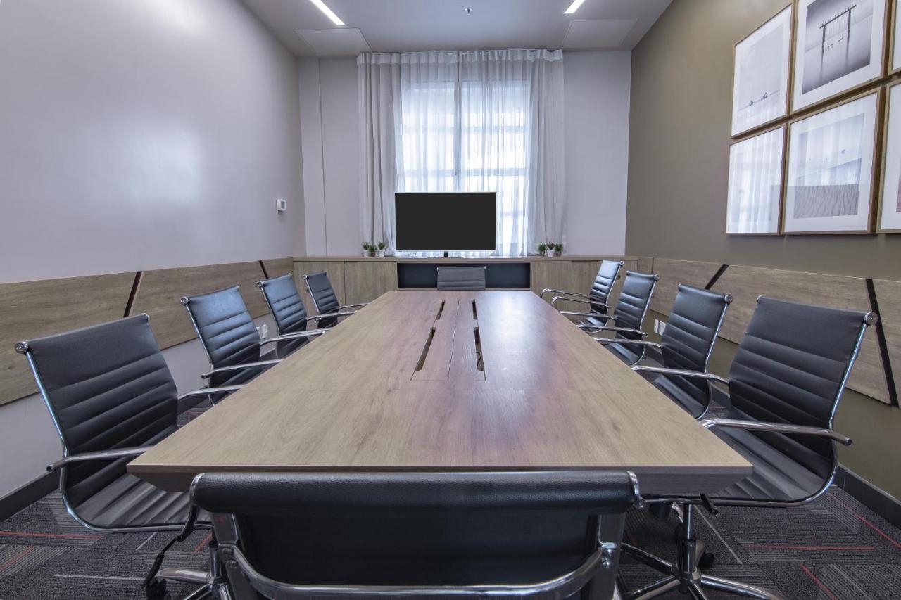 Hotel Deville Prime Porto Alegre Esterno foto A meeting room
