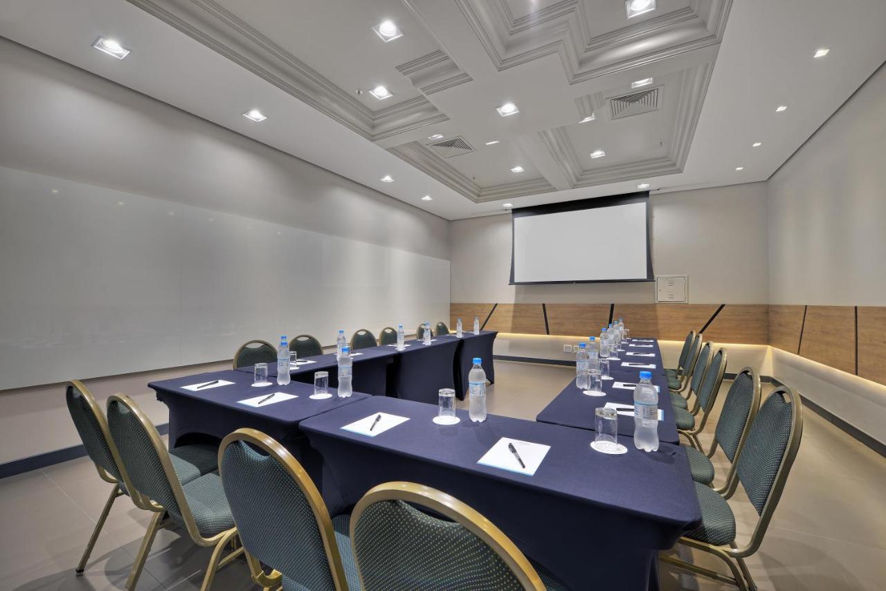 Hotel Deville Prime Porto Alegre Esterno foto Meeting room