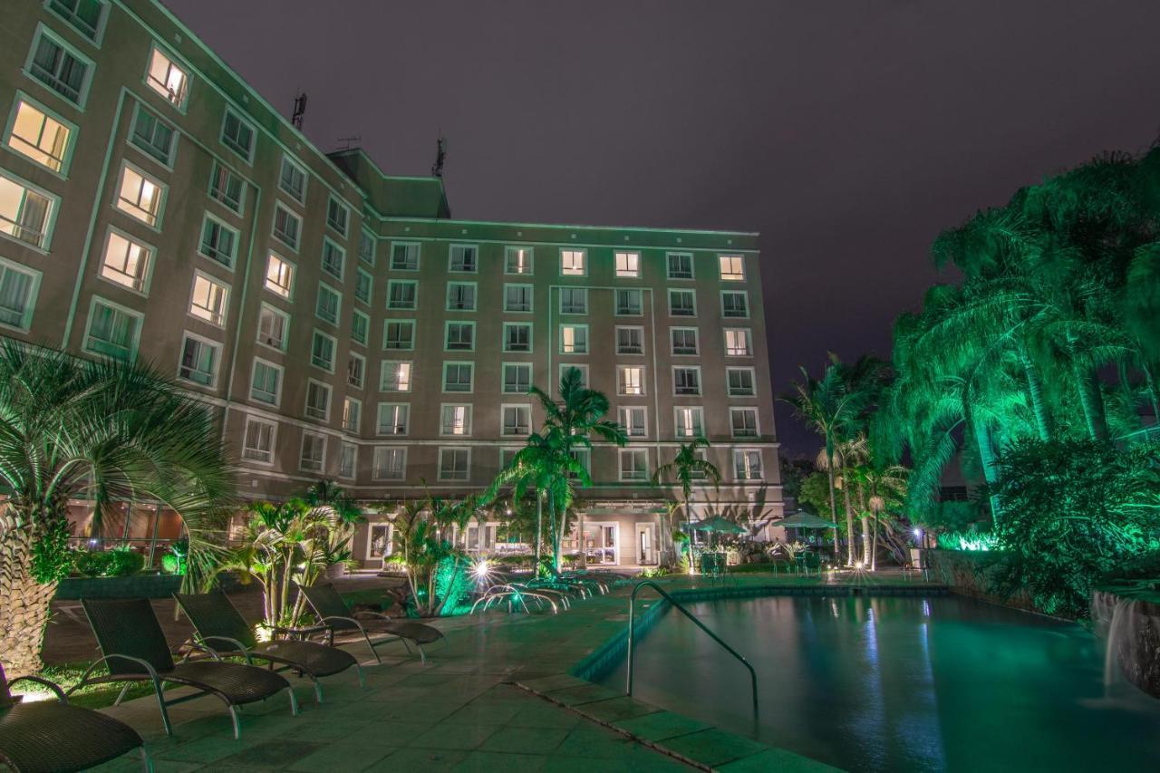 Hotel Deville Prime Porto Alegre Esterno foto The hotel's pool at night