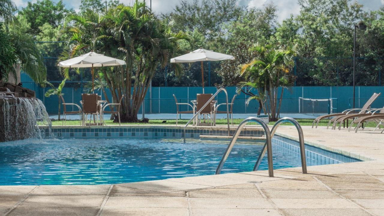 Hotel Deville Prime Porto Alegre Esterno foto Swimming pool at the hotel
