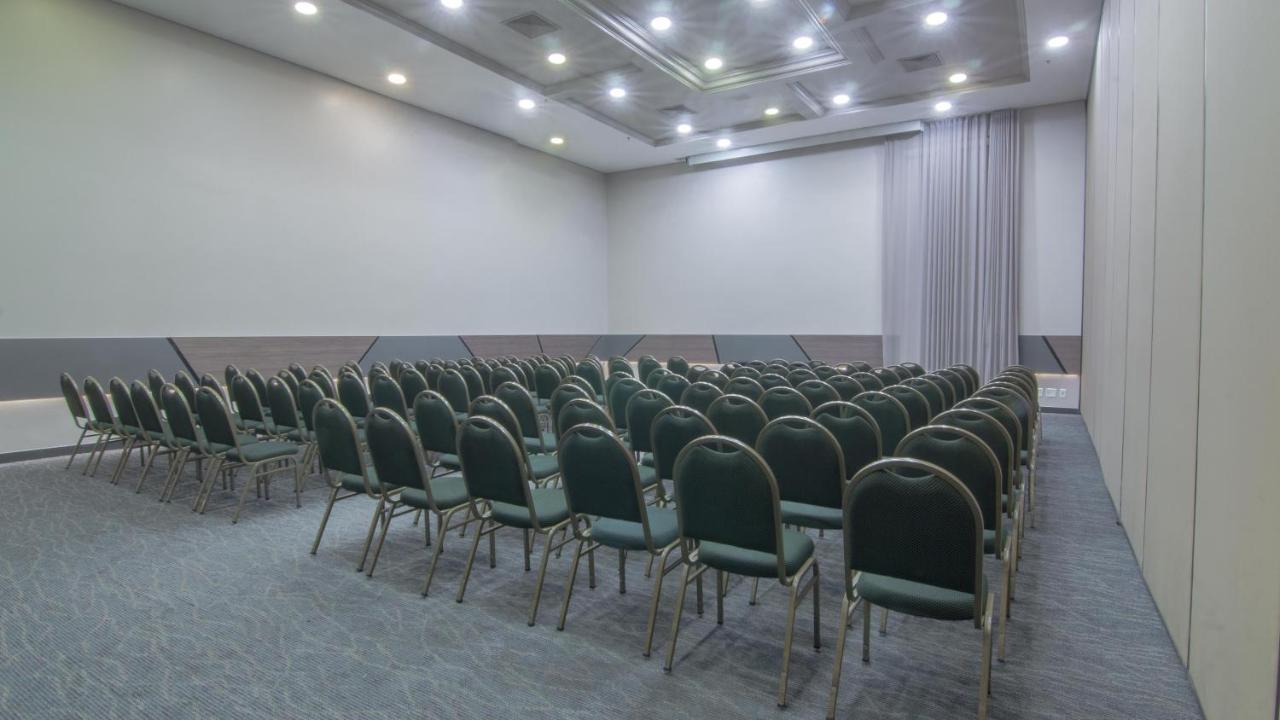 Hotel Deville Prime Porto Alegre Esterno foto The conference room