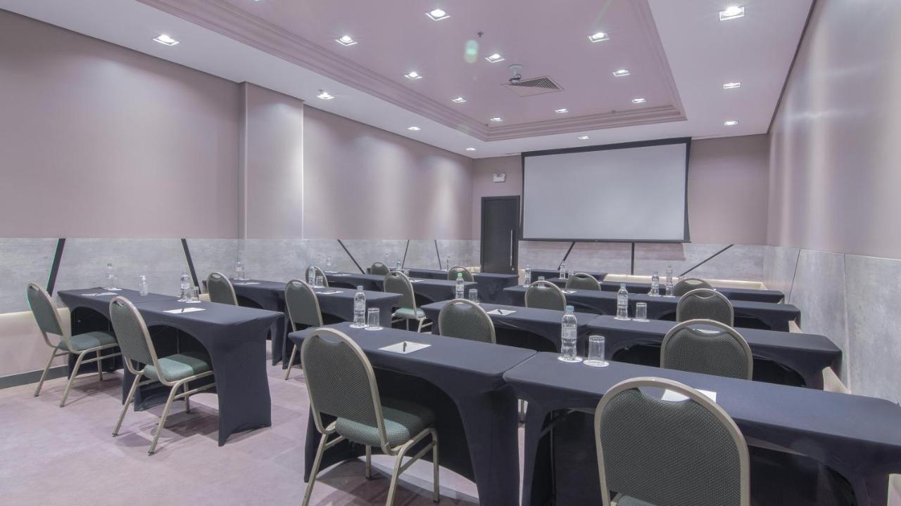 Hotel Deville Prime Porto Alegre Esterno foto Meeting room