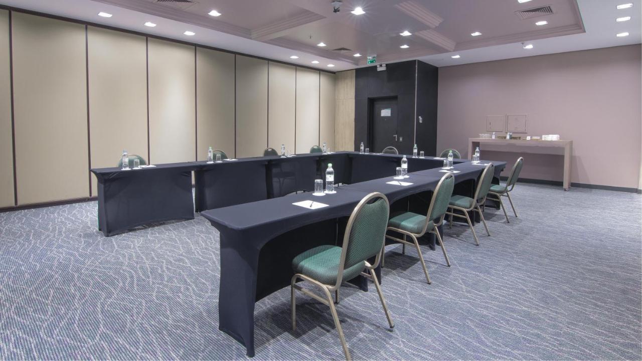Hotel Deville Prime Porto Alegre Esterno foto A typical meeting room