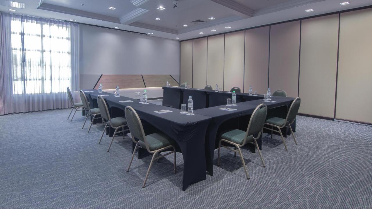 Hotel Deville Prime Porto Alegre Esterno foto A meeting room at the hotel