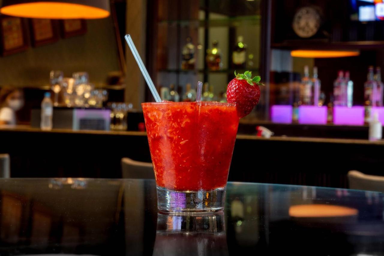 Hotel Deville Prime Porto Alegre Esterno foto A strawberry daiquiri