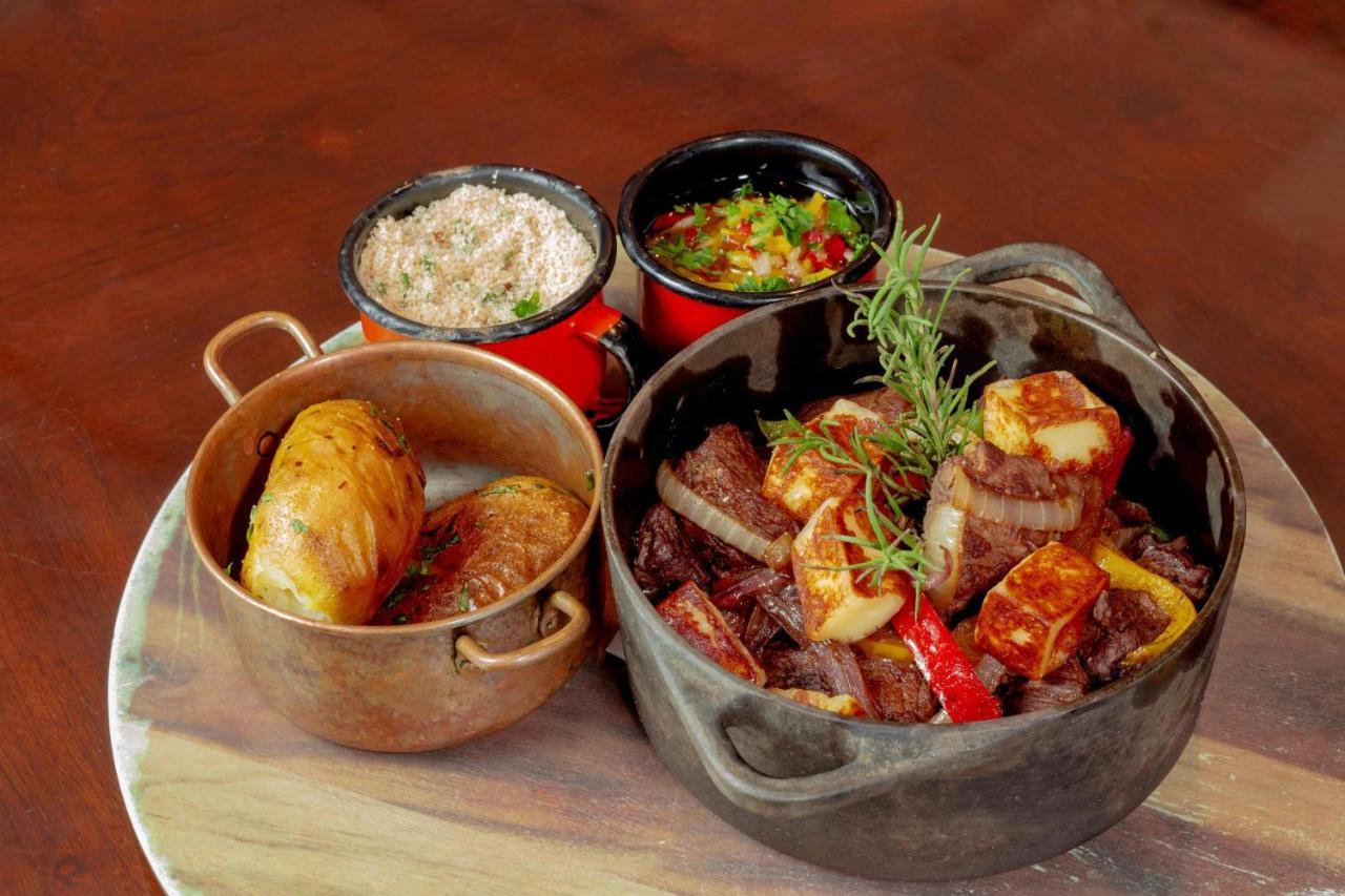 Hotel Deville Prime Porto Alegre Esterno foto A typical meal at a restaurant in Yerevan