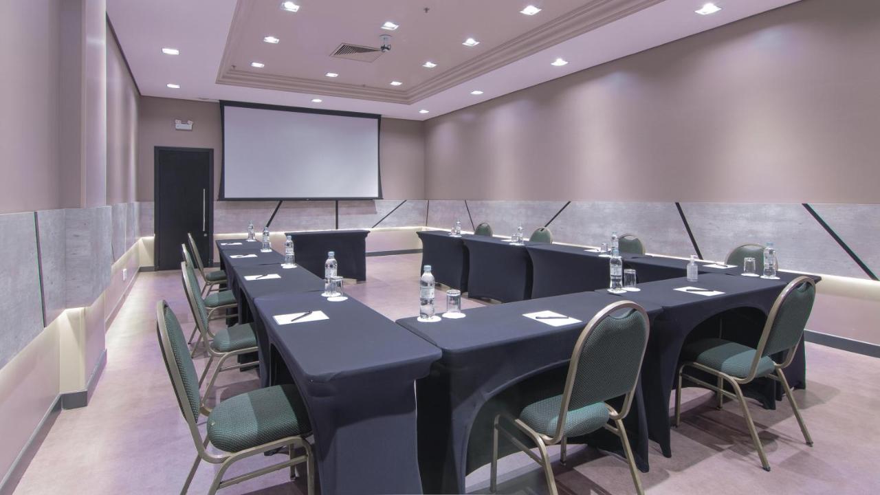 Hotel Deville Prime Porto Alegre Esterno foto Meeting room