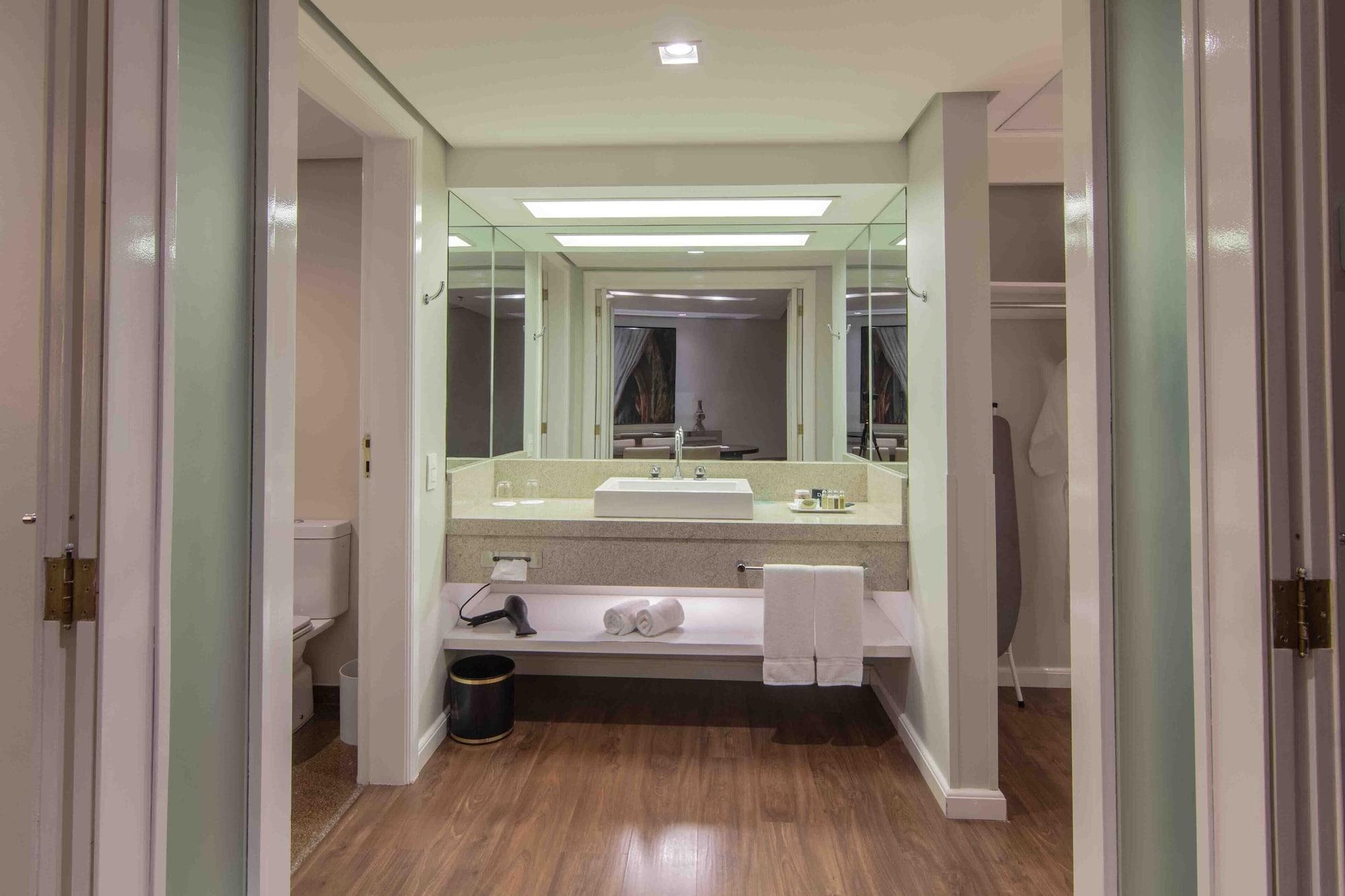 Hotel Deville Prime Porto Alegre Esterno foto Bathroom of a hotel room