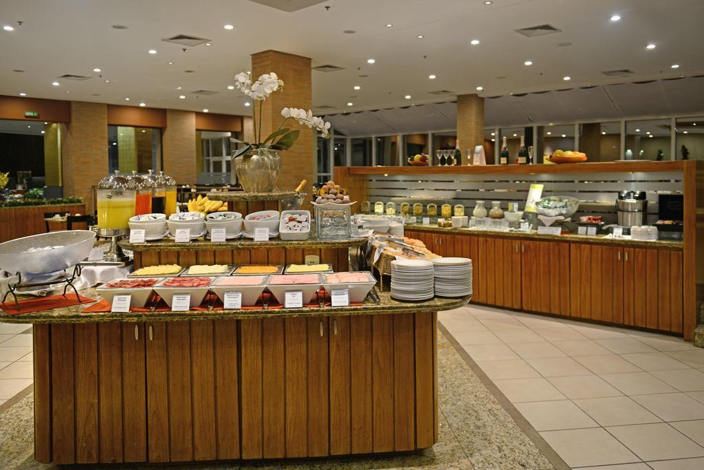 Hotel Deville Prime Porto Alegre Esterno foto A buffet at a hotel